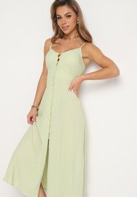 Born2be - Zielona Sukienka na Cienkich Regulowanych Ramiączkach Zapinana na Guziki Palfea. Kolor: zielony. Długość rękawa: na ramiączkach. Wzór: aplikacja. Styl: elegancki #2