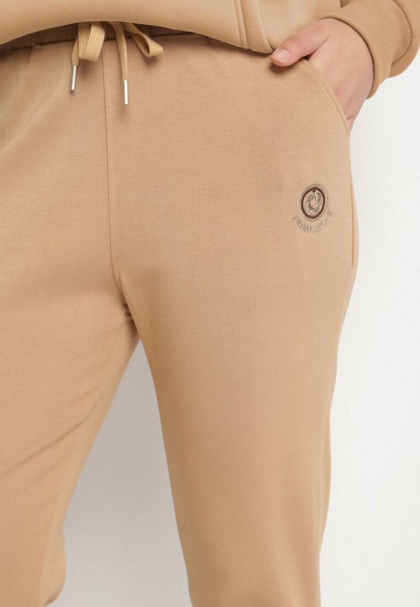 Born2be - Beżowe Spodnie Dresowe z Ozdobą z Boku Rialane. Okazja: na co dzień. Kolekcja: plus size. Kolor: beżowy. Materiał: dresówka. Wzór: aplikacja. Styl: casual, elegancki