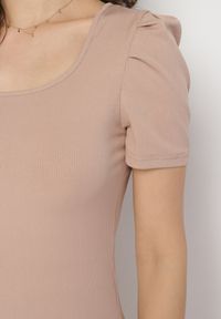 Born2be - Beżowa Sukienka o Dopasowanym Kroju z Bufiastymi Rękawami Aravitia. Okazja: na co dzień. Kolor: beżowy. Typ sukienki: dopasowane, proste. Styl: casual #3