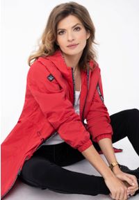 Volcano - Lekki płaszcz damski w czerwonym kolorze J-PEPE. Kolekcja: plus size. Kolor: czerwony. Materiał: materiał, poliester. Wzór: napisy, aplikacja, paski. Sezon: lato, jesień, wiosna. Styl: sportowy
