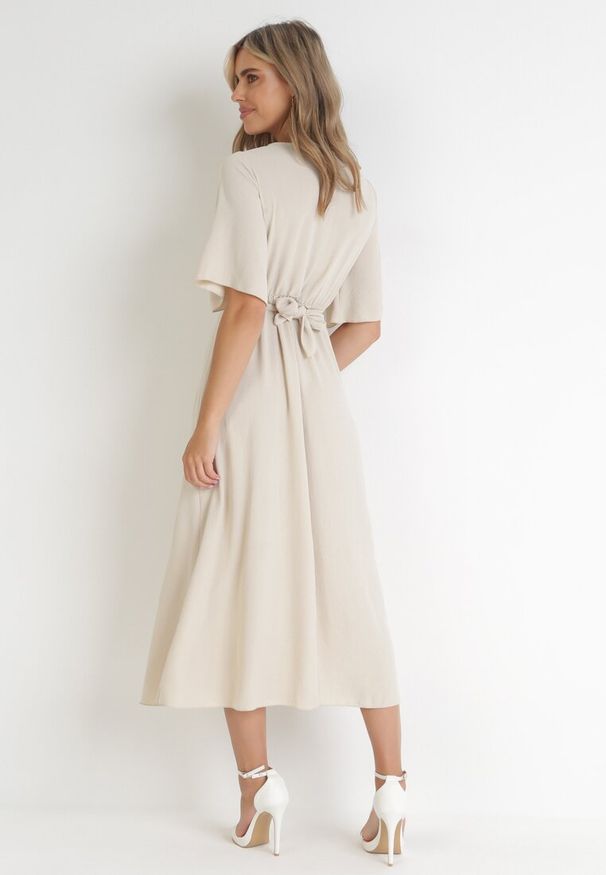 Born2be - Beżowa Sukienka Maxi z Ozdobnym Wiązaniem i Gumką w Talii Myrcella. Kolor: beżowy. Długość: maxi