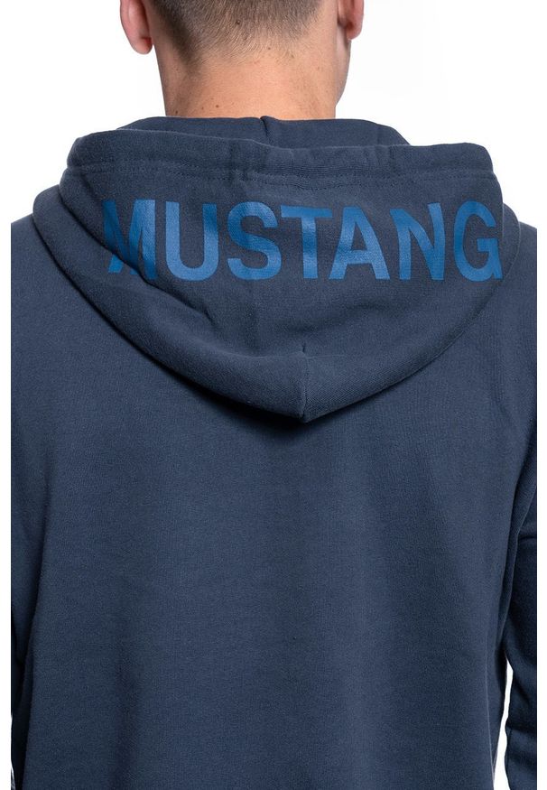Mustang - MĘSKA BLUZA Z KAPTUREM MUSTANG BENNET H HOOD PRINT 1009166 4085. Typ kołnierza: kaptur. Wzór: nadruk