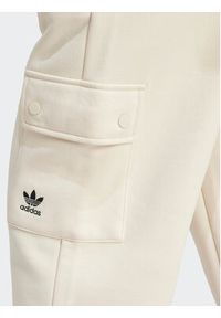 Adidas - adidas Spodnie dresowe Essentials IR5906 Beżowy Loose Fit. Kolor: beżowy. Materiał: bawełna, syntetyk #4