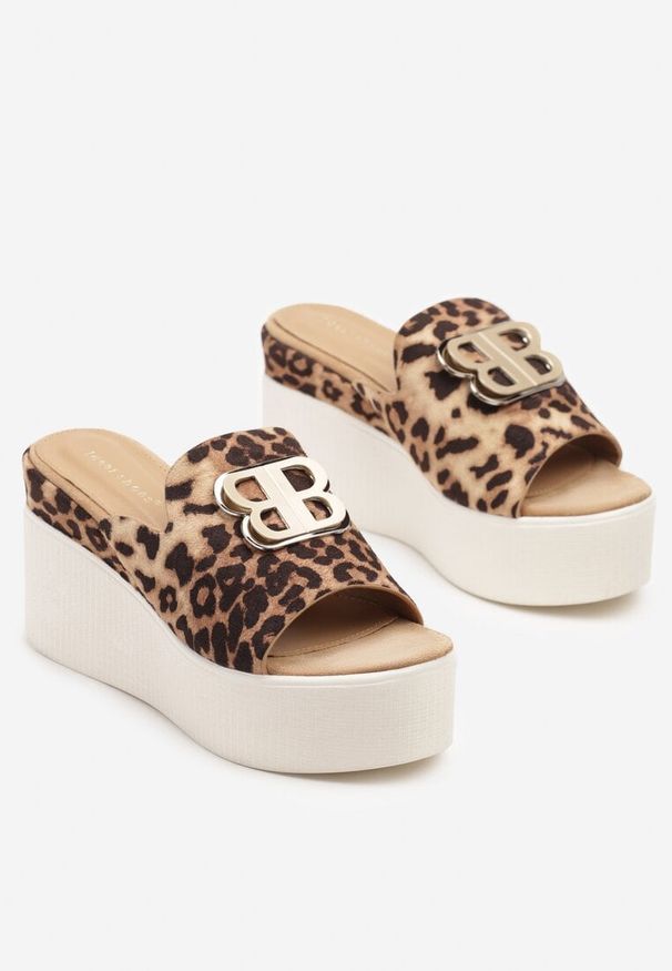 Renee - Panterkowe Klapki na Koturnie z Metaliczną Ozdobą Aralissea. Okazja: na co dzień. Materiał: jeans. Wzór: aplikacja. Obcas: na koturnie. Styl: elegancki, casual
