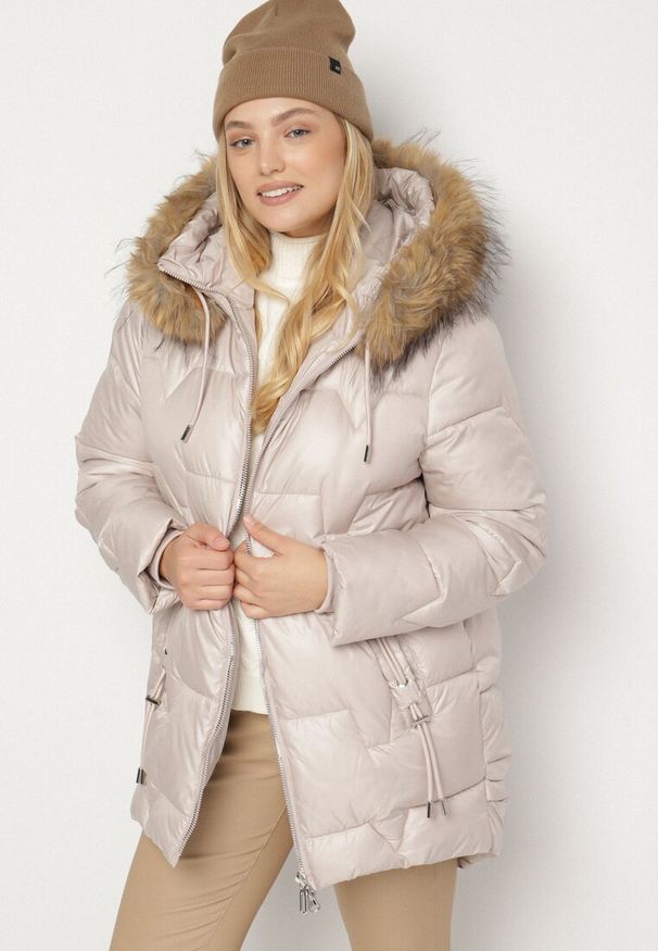 Born2be - Beżowa Kurtka z Pikowanymi Przeszyciami i Kapturem z Futrem Azinga. Okazja: na spacer. Typ kołnierza: golf. Kolekcja: plus size. Kolor: beżowy. Materiał: futro. Styl: elegancki