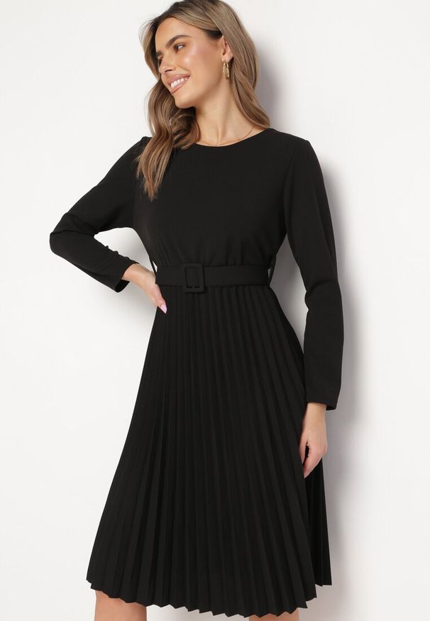 Born2be - Czarna Sukienka Midi z Plisowaną Spódnicą i Paskiem Ondinetta. Kolor: czarny. Długość rękawa: długi rękaw. Sezon: wiosna, lato. Styl: elegancki. Długość: midi