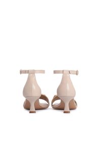 Kazar - Beżowe skórzane sandały na niskim obcasie. Zapięcie: pasek. Kolor: beżowy. Materiał: skóra. Wzór: aplikacja. Obcas: na obcasie. Styl: klasyczny. Wysokość obcasa: niski #4