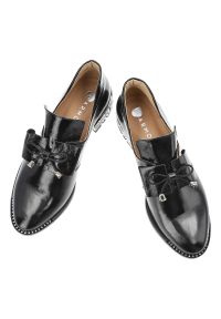 Czarne Półbuty Armodo Lakierowane Stylowe Obuwie Damskie. Okazja: do pracy. Kolor: czarny. Materiał: lakier. Wzór: geometria. Obcas: na obcasie. Styl: elegancki. Wysokość obcasa: średni #4