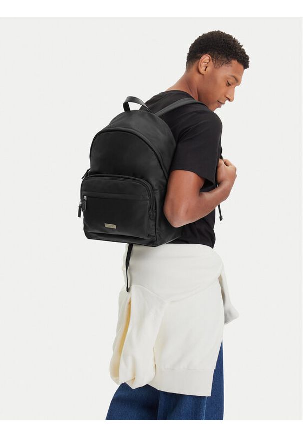 Calvin Klein Plecak Sleek Round Backpack LV04D3143G Czarny. Kolor: czarny. Materiał: materiał