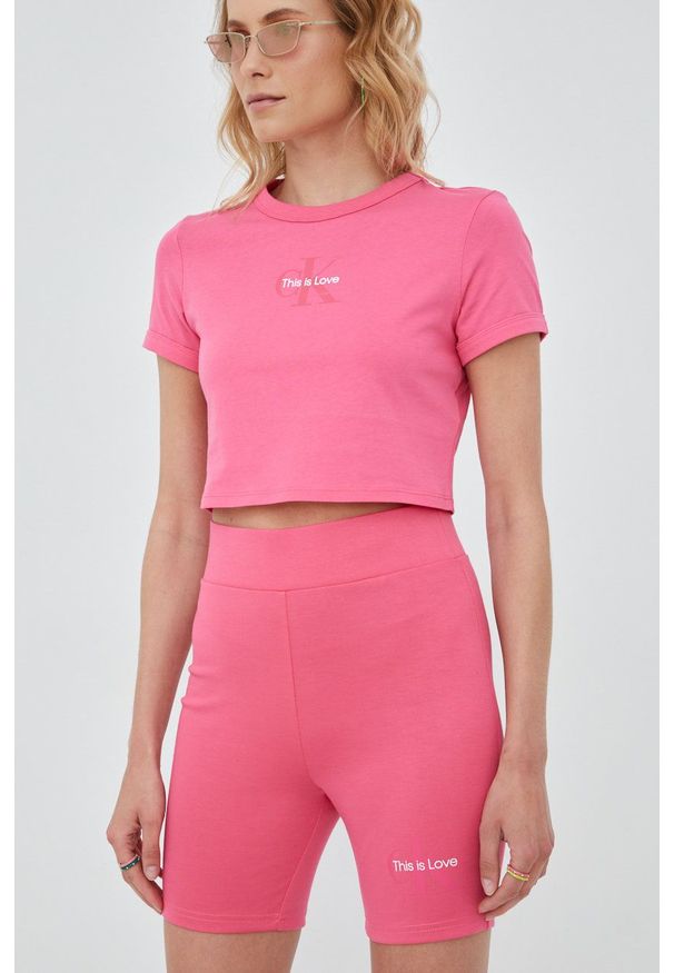 Calvin Klein Jeans szorty damskie kolor różowy z nadrukiem high waist. Stan: podwyższony. Kolor: różowy. Wzór: nadruk