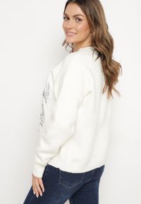 Born2be - Jasnobeżowy Sweter z Ozdobnym Haftem z Przodu Minavira. Okazja: na co dzień. Kolor: beżowy. Materiał: jeans. Wzór: haft. Styl: klasyczny, elegancki, casual #5
