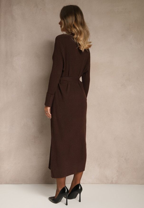 Renee - Brązowa Prążkowana Sukienka Dzianinowa z Domieszką Wełny Zapinana na Guziki Nalemma. Okazja: na co dzień. Typ kołnierza: dekolt w serek. Kolor: brązowy. Materiał: dzianina, prążkowany, wełna. Typ sukienki: dopasowane, sportowe. Styl: casual, sportowy