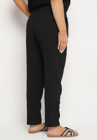 Born2be - Czarne Spodnie o Prostym Kroju z Gumką w Talii Filavia. Okazja: na co dzień. Kolor: czarny. Styl: sportowy, elegancki, casual #5