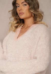 Renee - Różowy Sweter z Wełną o Krótkim Kroju z Trójkątnym Dekoltem Savandoria. Kolor: różowy. Materiał: wełna. Długość: krótkie. Sezon: zima #4
