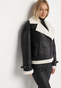 Born2be - Czarna Kurtka Ramoneska Biker z Futerkiem i Paskami z Klamrami Mandrie. Okazja: na co dzień, na spacer. Kolor: czarny. Materiał: futro. Wzór: aplikacja. Styl: klasyczny, casual, elegancki #4