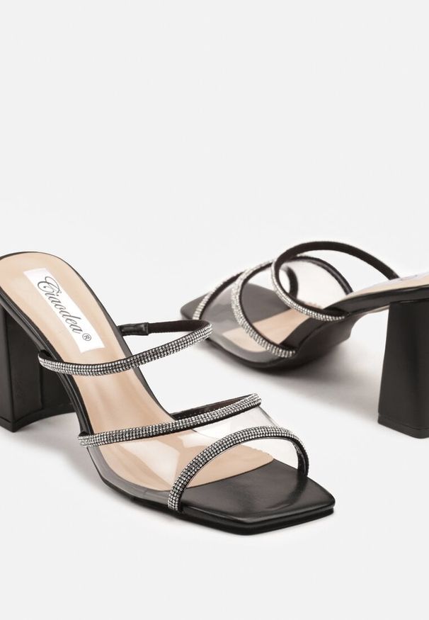 Renee - Czarne Klapki Ozdobione Kwadratowym Noskiem i Cyrkoniowymi Paskami Anrurta. Okazja: na co dzień. Kolor: czarny. Materiał: jeans. Wzór: aplikacja. Obcas: na obcasie. Styl: elegancki, wizytowy, casual. Wysokość obcasa: średni