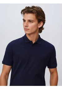 Reserved - Bawełniane polo regular fit - granatowy. Typ kołnierza: polo. Kolor: niebieski. Materiał: bawełna