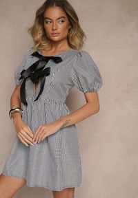 Renee - Czarna Retro Sukienka w Kratkę Vichy o Rozkloszowanym Kroju z Wiązaniem Temarea. Okazja: na co dzień. Kolor: czarny. Materiał: jeans. Wzór: kratka. Typ sukienki: rozkloszowane. Styl: retro