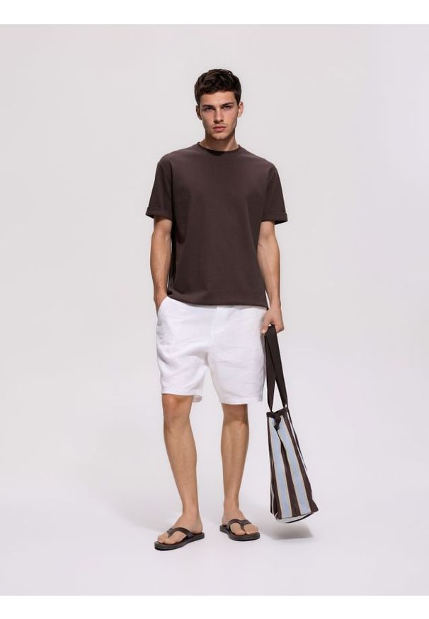 Reserved - Strukturalny t-shirt comfort fit - ciemnobrązowy. Kolor: brązowy. Materiał: bawełna, dzianina
