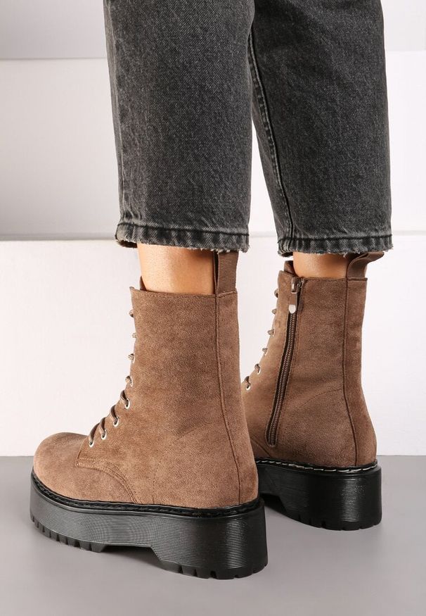 Renee - Ciemnobeżowe Botki Workery z Ekozamszu na Platformie Justines. Okazja: na co dzień. Kolor: beżowy. Materiał: skóra, jeans. Obcas: na platformie. Styl: elegancki, casual
