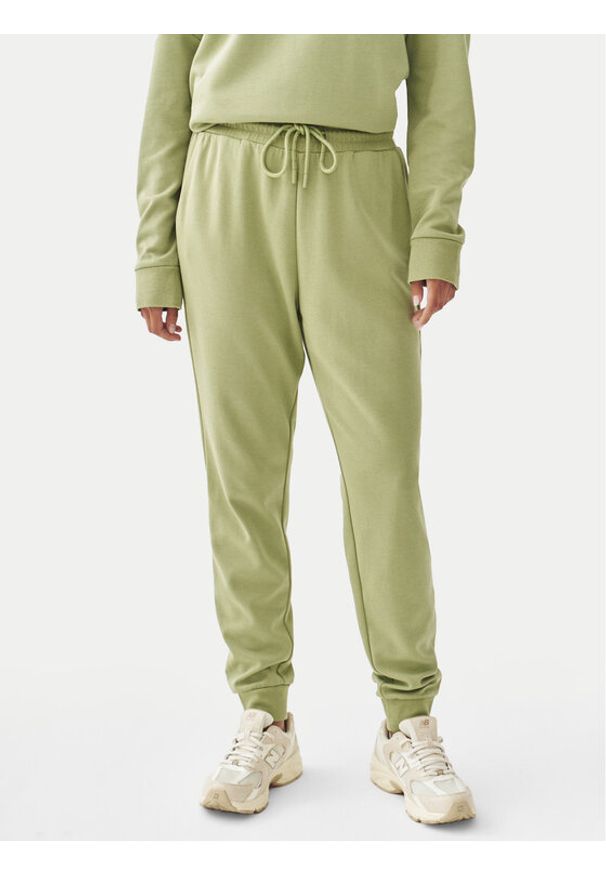 Tatuum Spodnie dresowe Senti 1 T2420.142B Zielony Relaxed Fit. Kolor: zielony. Materiał: bawełna, dresówka