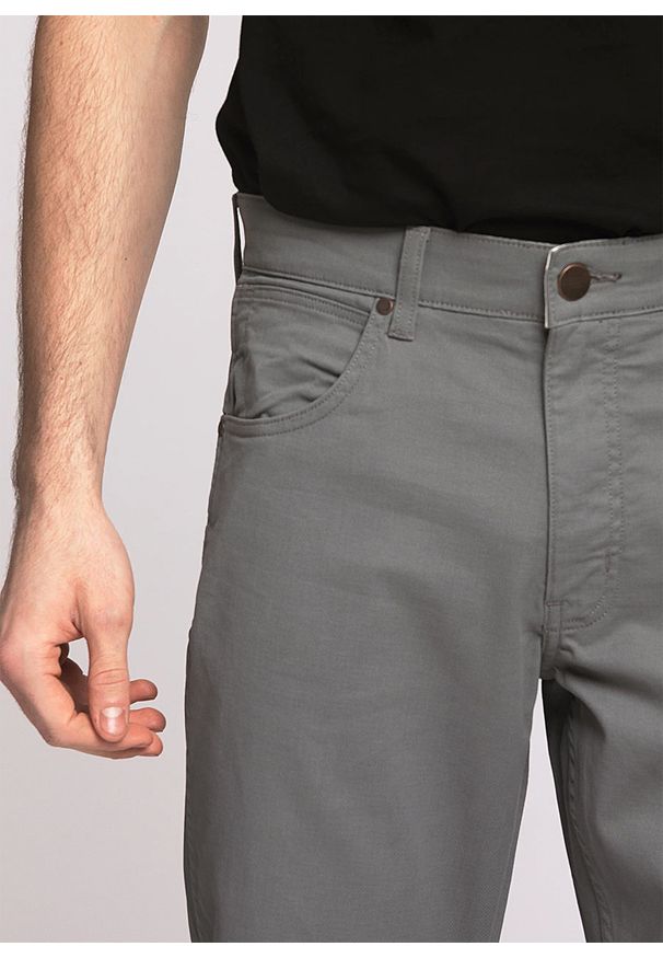 Wrangler - WRANGLER GREENSBORO MĘSKIE SPODNIE MATERIAŁOWE IRON GREY W15QNDM16 112338192. Materiał: materiał