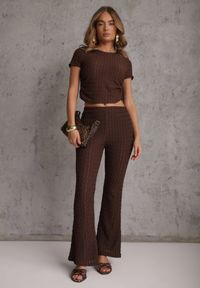Renee - Brązowy Tłoczony Komplet Spodnie Flare i Top z Marszczeniem w Talii Pimisia. Kolor: brązowy. Materiał: materiał #6