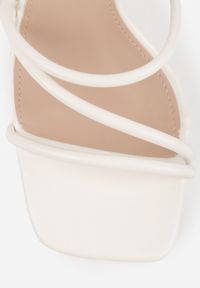 Born2be - Białe Sandały na Geometrycznej Szpilce z Kwadratowym Noskiem Maririn. Okazja: na co dzień. Zapięcie: sprzączka. Kolor: biały. Materiał: jeans. Wzór: geometria. Obcas: na szpilce. Styl: casual, elegancki #7