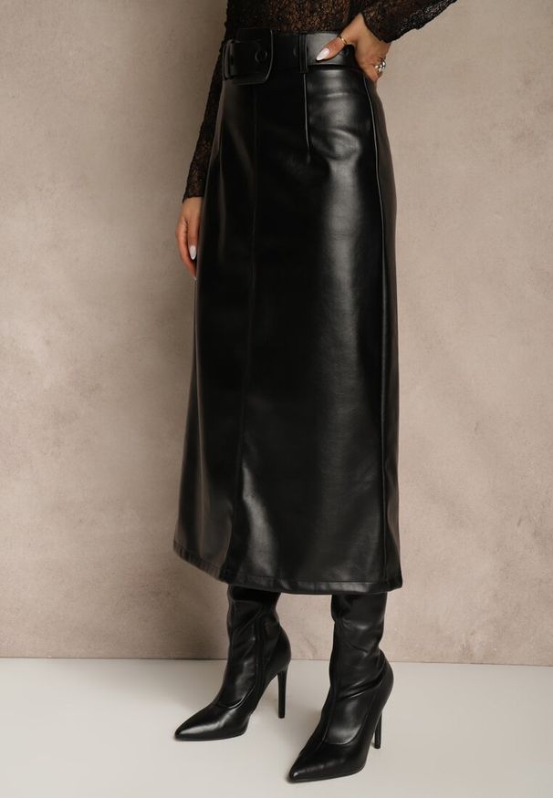 Renee - Czarna Ołówkowa Spódnica z Imitacji Skóry z Paskiem z Wyrazistą Klamrą Rewedana. Kolor: czarny. Materiał: skóra. Długość: krótkie. Styl: elegancki