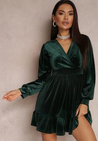 Renee - Ciemnozielona Sukienka Welurowa z Kopertowym Dekoltem Daka. Kolor: zielony. Materiał: welur. Sezon: zima. Typ sukienki: kopertowe