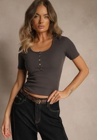 Renee - Ciemnoszary Bawełniany T-shirt Prążkowany z Guzikami Florvivi. Okazja: na co dzień. Kolor: szary. Materiał: prążkowany, bawełna. Styl: sportowy, casual