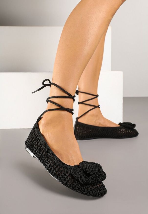 Renee - Czarne Balerinki z Ażurową Cholewką Ozdobione Kwiatem 3D Cleiria. Kolor: czarny. Materiał: jeans. Szerokość cholewki: normalna. Wzór: kwiaty, ażurowy, aplikacja. Styl: elegancki