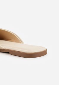 Renee - Beżowe Klapki na Płaskiej Podeszwie Zdobione Metaliczną Aplikacją Winnessa. Okazja: na co dzień. Kolor: beżowy. Materiał: jeans. Wzór: aplikacja. Obcas: na płaskiej podeszwie. Styl: casual #7