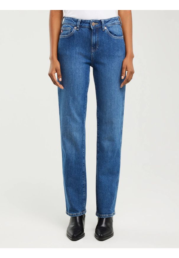 Big-Star - Jeansy damskie z prostą nogawką niebieskie Myrra 313. Stan: podwyższony. Kolor: niebieski. Długość: krótkie. Styl: vintage, klasyczny, elegancki