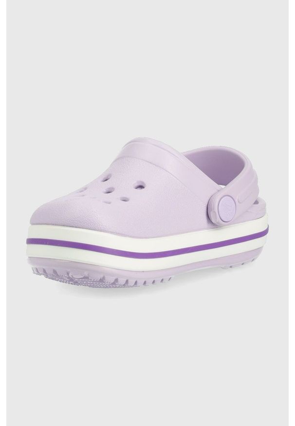 Crocs klapki dziecięce kolor fioletowy. Nosek buta: okrągły. Kolor: fioletowy. Materiał: guma, materiał. Wzór: gładki