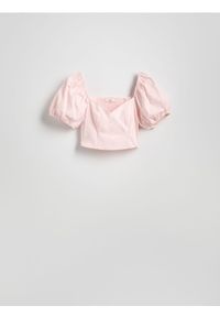 Reserved - Krótka bluzka z bufiastymi rękawami - pastelowy róż. Kolor: różowy. Materiał: dzianina. Długość: krótkie