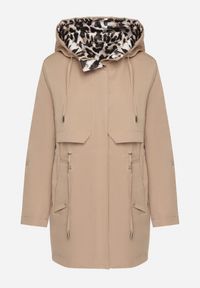 Born2be - Ciemnobeżowa Kurtka w Stylu Parki z Odpinanym Kapturem i Ozdobną Podszewką Ismerife. Okazja: na co dzień, na spacer. Kolor: beżowy. Styl: casual #5