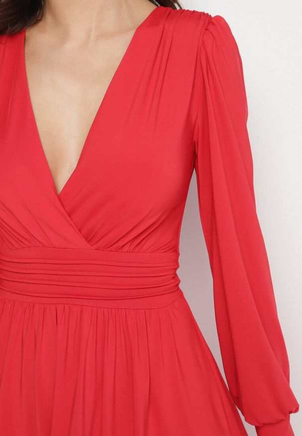 Born2be - Czerwona Rozkloszowana Sukienka z Wiskozą o Kopertowym Kroju Selwenna. Okazja: na co dzień. Typ kołnierza: dekolt w kształcie V. Kolor: czerwony. Materiał: wiskoza. Typ sukienki: kopertowe. Styl: casual