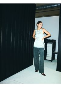 Reserved - Spodnie z kantem - ciemnoszary. Kolor: szary. Materiał: wiskoza, tkanina #1