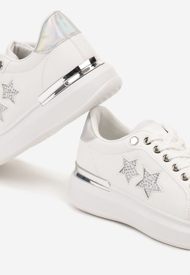 Renee - Białe Sneakersy na Płaskiej Podeszwie Ozdobione Metalicznymi Elementami i Wstawkami Kalelia. Okazja: na co dzień. Kolor: biały. Materiał: jeans. Wzór: aplikacja. Obcas: na płaskiej podeszwie