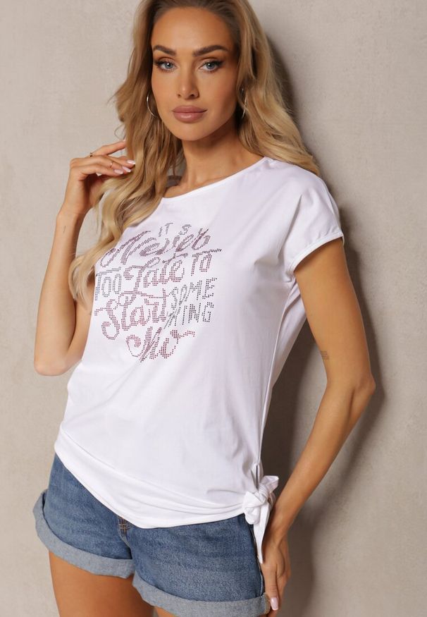 Renee - Biały T-shirt z Bawełny Ozdobiony Asymetrycznym Wiązaniem na Dole i Cyrkoniami Timanel. Okazja: na co dzień. Kolor: biały. Materiał: bawełna. Wzór: aplikacja. Styl: casual, elegancki