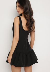 Born2be - Czarny Taliowany Kombinezon z Falbanką Novenira. Kolor: czarny. Styl: elegancki, klasyczny #7