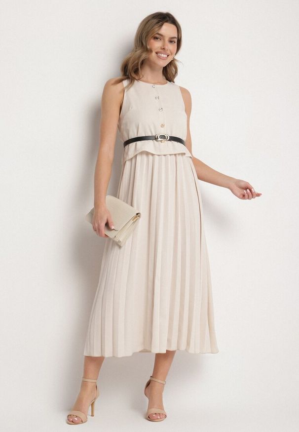 Born2be - Beżowa Sukienka Bez Rękawów z Plisami i Paskiem z Klamrą Iffale. Okazja: na spacer, na co dzień. Kolor: beżowy. Długość rękawa: bez rękawów. Styl: casual, klasyczny