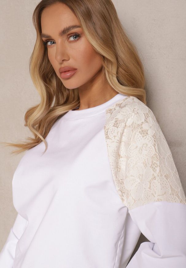 Renee - Biała Bluza z Bawełną z Koronkowymi Wstawkami Xommea. Okazja: na co dzień. Kolor: biały. Materiał: bawełna, koronka. Wzór: koronka. Styl: sportowy, casual