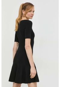 Guess sukienka kolor czarny mini rozkloszowana. Kolor: czarny. Materiał: materiał, dzianina, wiskoza. Długość rękawa: krótki rękaw. Wzór: gładki. Typ sukienki: rozkloszowane. Długość: mini #3