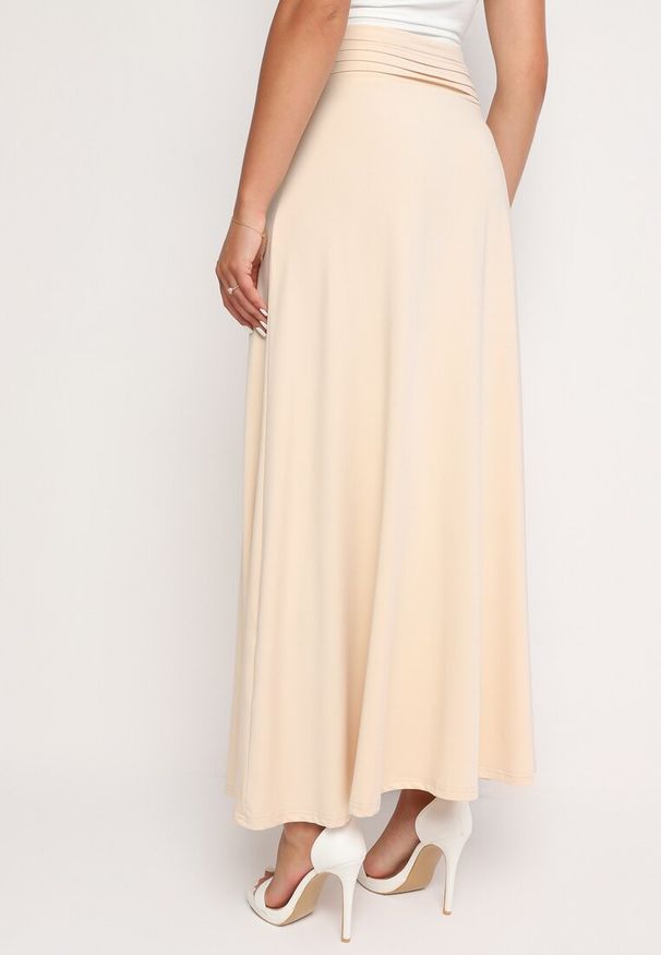 Born2be - Beżowa Spódnica o Rozkloszowanym Kroju z Marszczeniem w Pasie i Wysokim Stanem Namsilonne. Okazja: na co dzień. Stan: podwyższony. Kolor: beżowy. Materiał: wiskoza. Wzór: aplikacja. Styl: casual, klasyczny