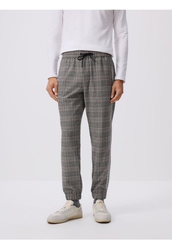 Reserved - Spodnie jogger z lampasami - szary. Kolor: szary. Materiał: wiskoza, tkanina