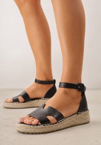 Renee - Czarne Sandały VICES na Platformie z Plecionką i Wycięciami Helimis. Zapięcie: sprzączka. Kolor: czarny. Materiał: koronka. Wzór: koronka. Sezon: lato. Obcas: na platformie #7