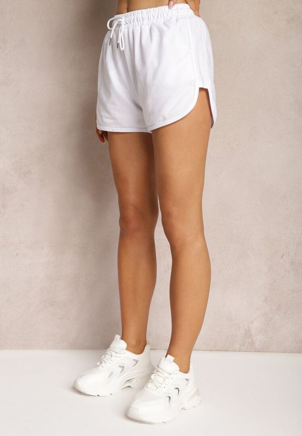 Renee - Białe Szorty Dresowe z Dodatkiem Bawełny High Waist Florazen. Okazja: na co dzień. Stan: podwyższony. Kolor: biały. Materiał: dresówka, bawełna. Długość: krótkie. Styl: sportowy, elegancki, casual