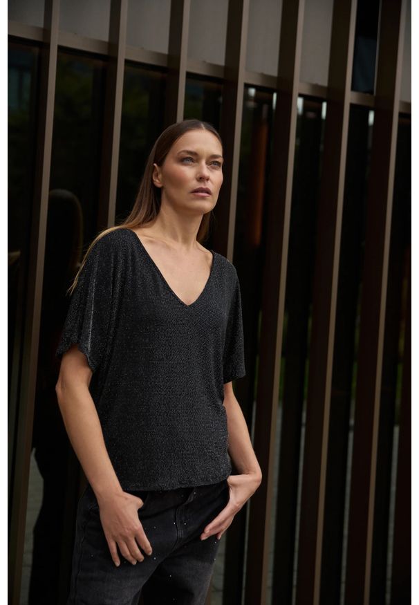 MOODO - Bluzka do noszenia na dwa sposoby czarna. Kolor: czarny. Materiał: wiskoza, elastan, poliamid